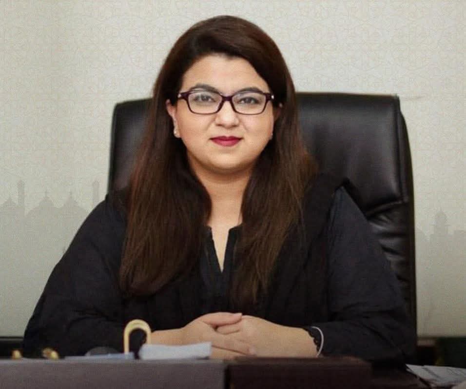 FatimaPTI_IK's tweet photo. اس خاتون کی قابلیت صرف یہ ہے کہ یہ خواجہ آصف کی رشتہ دار ہے  ۔ نہ کبھی الیکشن لڑا نہ کبھی غریب حالات پتہ کئے ۔۔۔

اس سے استعفیٰ لیں https://t.co/PqYdhakmSO