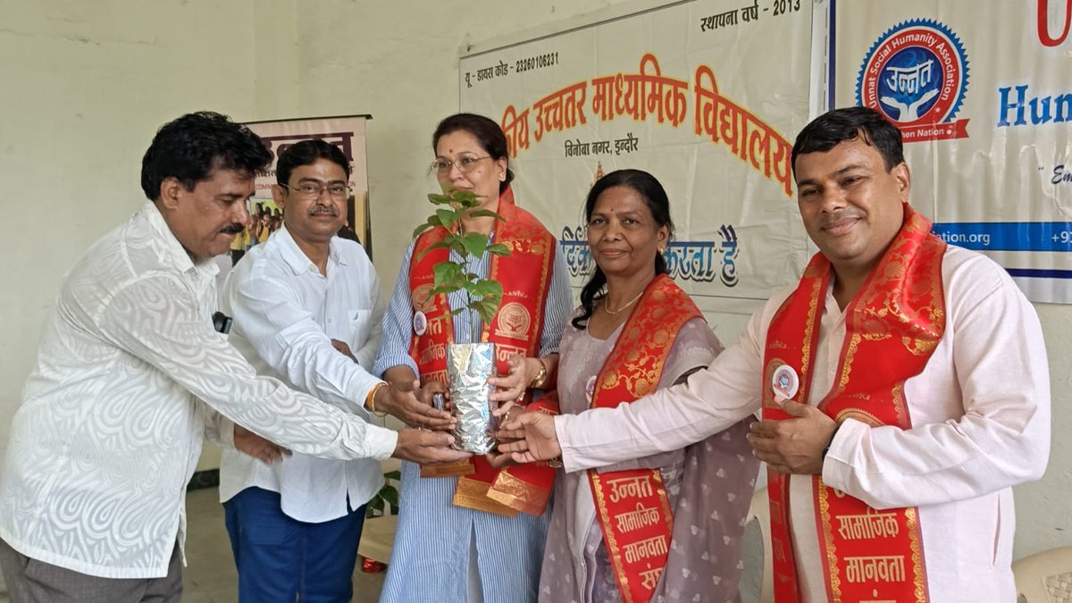 AshokKumarAdh13's tweet photo. आज शासकीयउच्चतरमाध्यमिकविद्यालय,बिनोबानगर,इंदौर में संस्था"उन्नत "द्वारा योगदिवस मनाया गया,इसमें योग के साथ,प्लास्टिकमुक्त हेतु कपडे के बैग,पौधा वितरित किया गया"छोटा प्रयोग सार्थक-सार्थक प्रयास" भारतमाता की जय @Hkhandelwal1964 @RanveerSinghMP @shailndrabarua @SumitMishraBJP https://t.co/mCL9s6Ancg