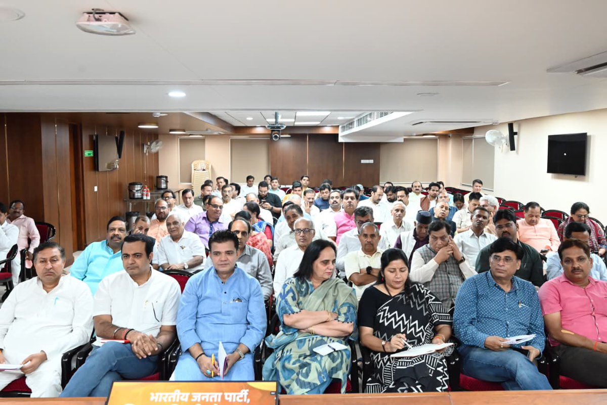 PavanRanaRSS's tweet photo. आज प्रदेश कार्यालय में संयुक्त मोर्चा व प्रकोष्ठों की संगठनात्मक बैठक को संबोधित किया।

बैठक में आगामी गतिविधियों, कार्यक्रमों व अभियानों पर सारगर्भित चर्चा हुई।

@BJP4Delhi https://t.co/KUZIvo6KOD