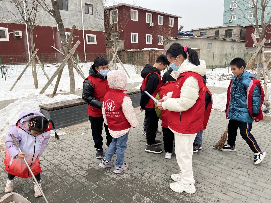 kMtYiLJnrBs2h52's tweet photo. Spent this morning sorting 200+ warm winter coats for kids in rural areas with the community volunteer team. Nothing beats the smile when they get their new coat—warmth shared is warmth doubled!， https://t.co/bQHkATzzxQ