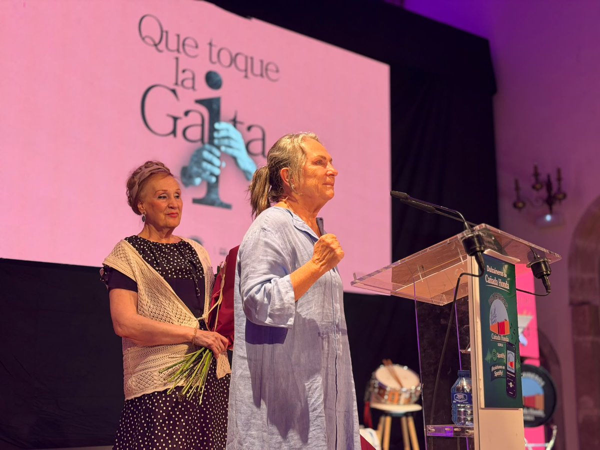dipsoria's tweet photo. Las Sanjuaneras suenan a dulzaina en la presentación del libro CD ‘Que toque la gaita’ https://t.co/uFTAQiniv9 https://t.co/GgVzY7yzbc