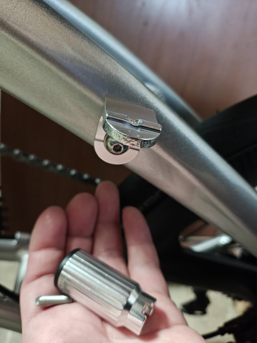GAINOVER's tweet photo. カメラマウントがペダリング時踵に時々当たる問題、これを使う事で1週間で完全解決しました。

ギザプロダクツさんのVブレーキ台座共締めライトアダプターです。

何これ、素晴らしすぎる。

#tern #verge #insta360 https://t.co/ku9ijLp5Ao