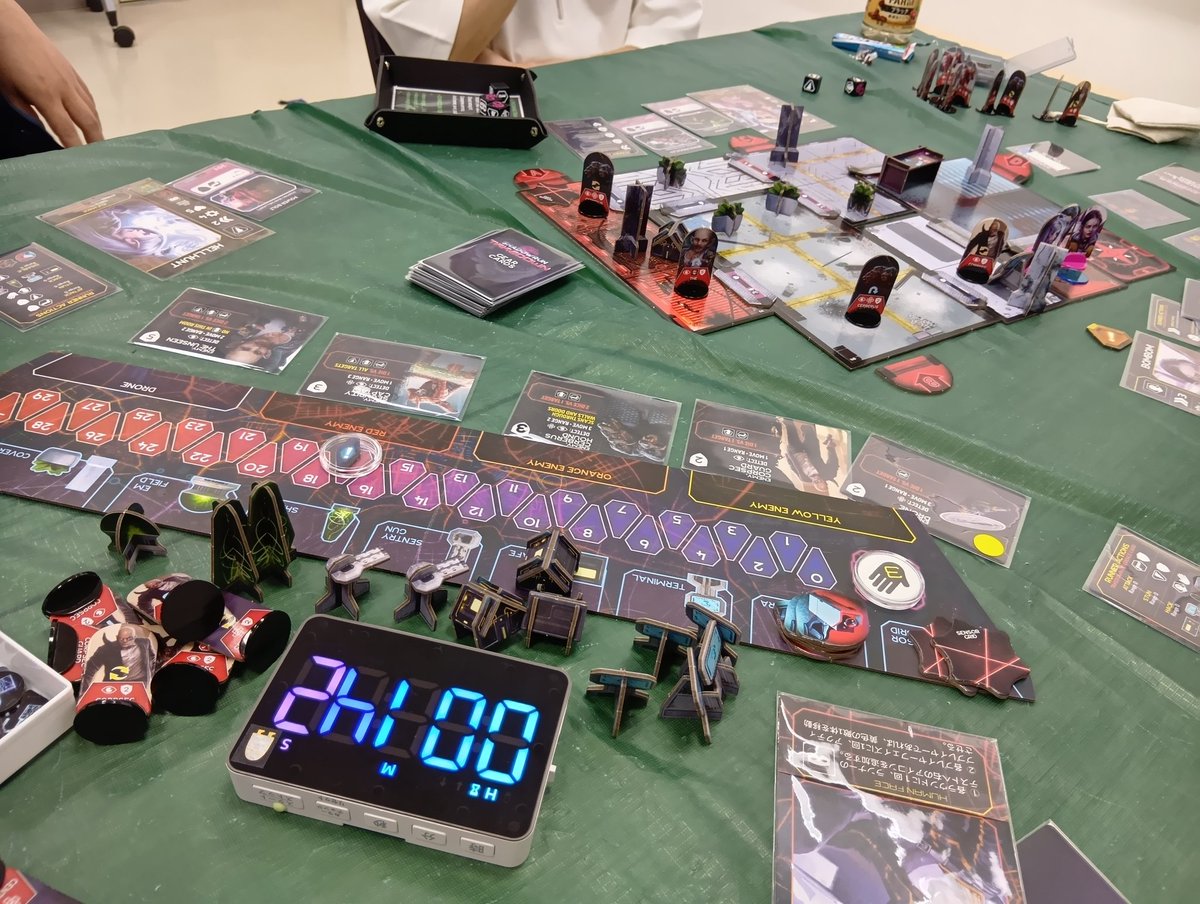 TapiocaRPG's tweet photo. 『Shadowrun: takedown』シャドウラン:テイクダウン、プレイヤーフェイズに時間制限がある協力ゲーム。ダイスで判定するゲームなんだけどペナルティなしでダイスを何回振りなおしてもよいってことろがめっちゃ面白い！！ https://t.co/dRA1dZg2TT