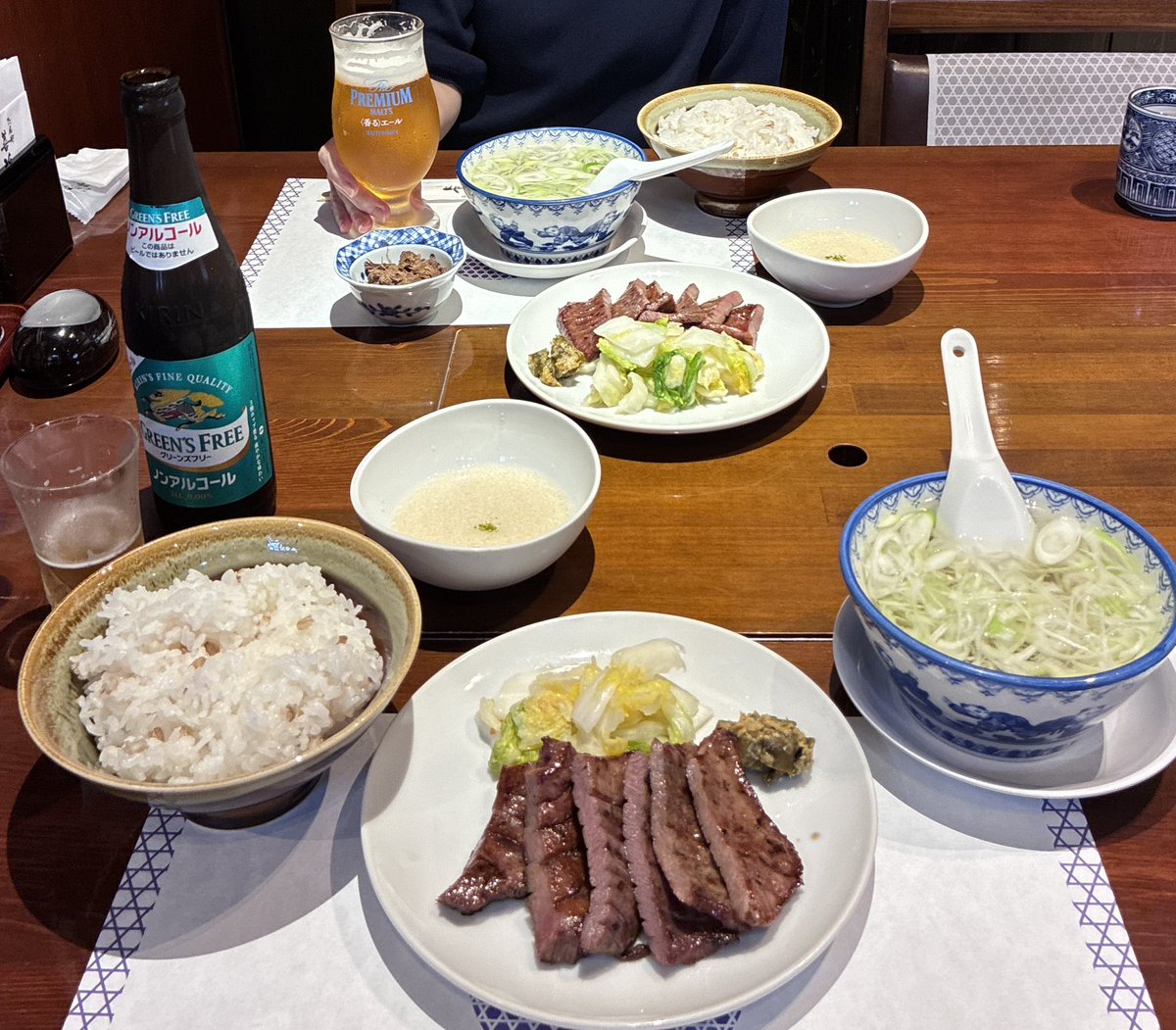 harvest_dev_jp's tweet photo. テスラで松島・仙台の旅🚗

一泊二日であっという間でしたが、楽しかった✨

往復約800km、高速道路はほとんどオートパイロットで楽々でした🌈

#テスラ 
#牛タン善次郎 https://t.co/nvwtYZzfWM