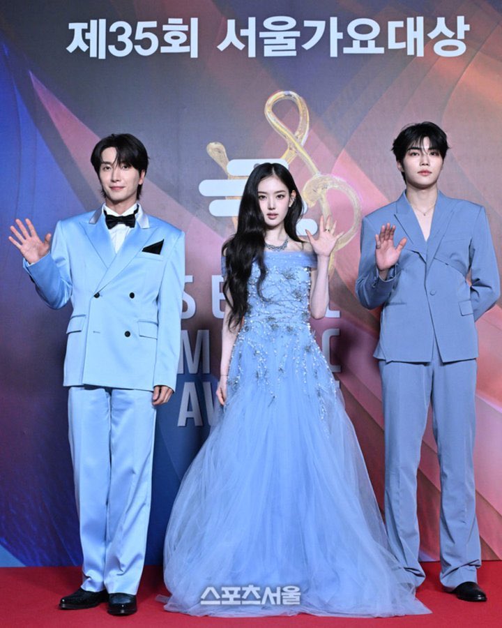ZB1_stats2's tweet photo. Let’s cheer for our MC #PARKGUNWOOK on Seoul Music awards 🏆

Drop the # 

MC KKOMUL LIGHTS UP SMA 

#NextLevelMCGunwook  
#GunwookxSMA  
#PARKGUNWOOK https://t.co/pKprGeuBpe