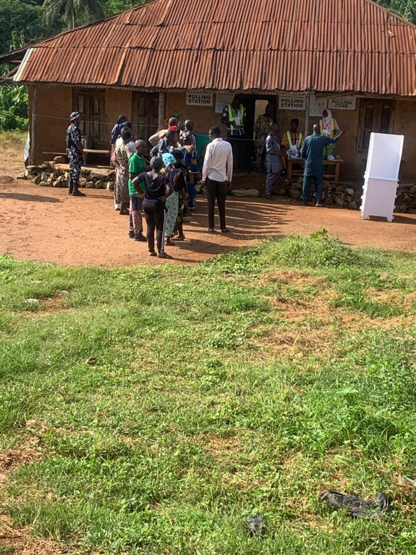 SnapAndSend's tweet photo. #EkitiDecides
#EkitiDecides2026 #SnapAndSend

LGA: Ijero,
Ward : Ekamarun Ward
PU 013 - St. Paul N/P School

Situation Report:
Cc: INEC Nigeria note 
- Voting underway.
- Complaints of sun exposure.
- No chairs for elderly, but they’re being assisted.
- Low turnout https://t.co/TaheTqbRSw