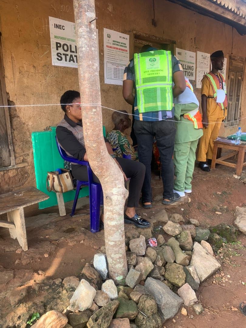 SnapAndSend's tweet photo. #EkitiDecides
#EkitiDecides2026 #SnapAndSend

LGA: Ijero,
Ward : Ekamarun Ward
PU 013 - St. Paul N/P School

Situation Report:
Cc: INEC Nigeria note 
- Voting underway.
- Complaints of sun exposure.
- No chairs for elderly, but they’re being assisted.
- Low turnout https://t.co/TaheTqbRSw