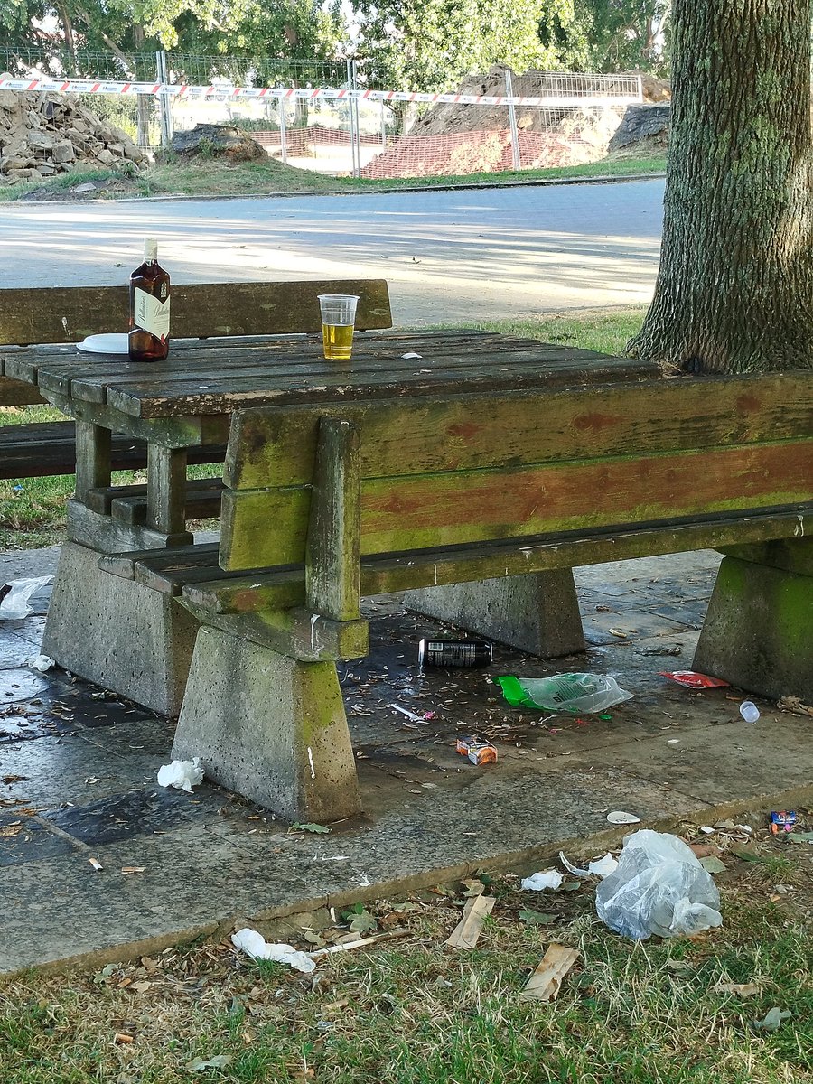 lupeces's tweet photo. #Caranza nom é a vossa lixeira #ParqueCarmeloTeixeiro #caminhoingles #Ferrol https://t.co/N683E0Q3jr