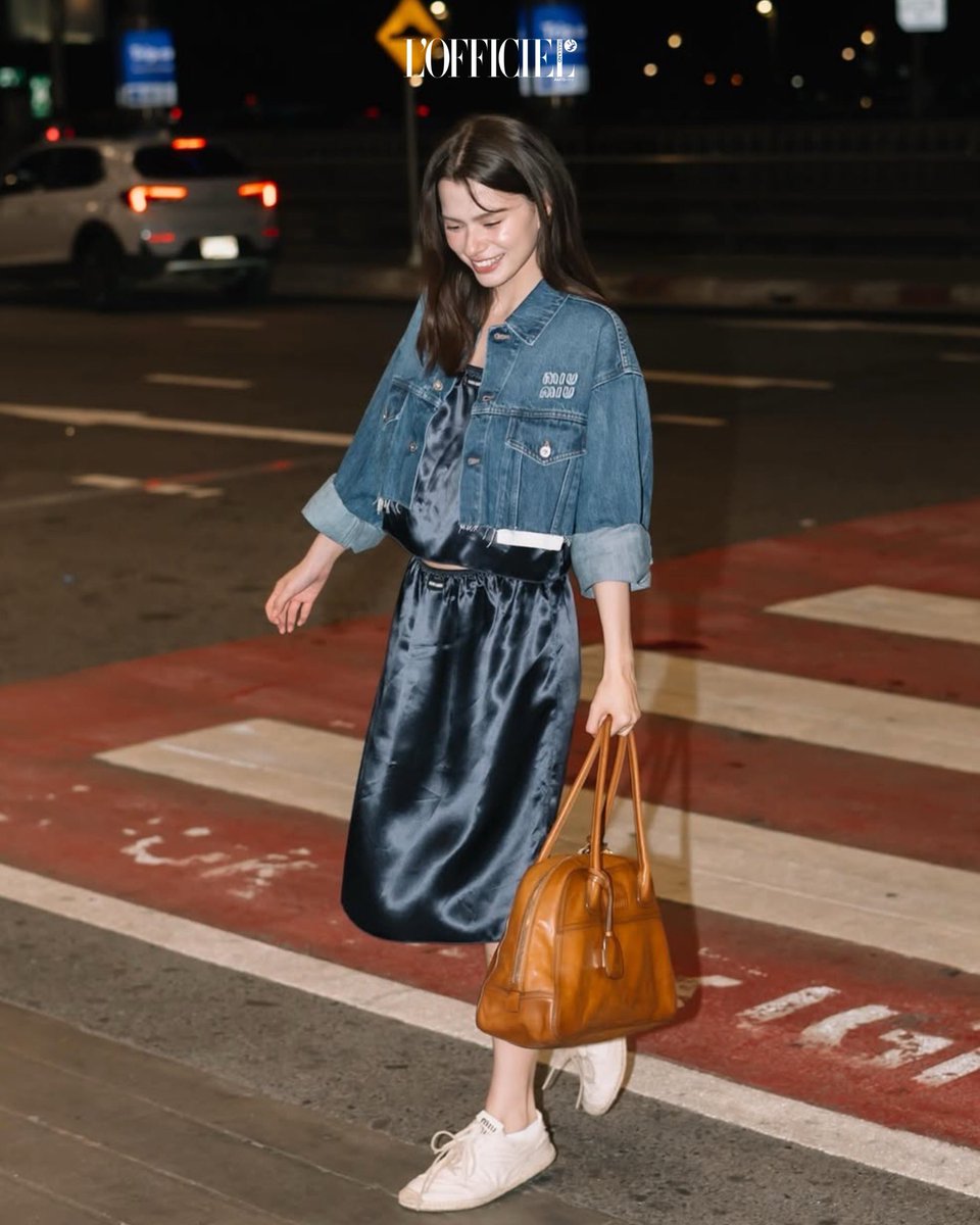 LOfficielThai's tweet photo. #TravelInStyle เบคกี้ รีเบคก้า ในโททัลลุคจาก #MiuMiu ก่อนบินสู่ปูซาน ประเทศเกาหลีใต้ กับเดรสซาตินสีดำ แจ็กเก็ตเดนิม และ Vivant Leather Bag สะท้อนสไตล์เฟมินีนแบบ Miu Miu ได้อย่างลงตัว

#LOfficielThailand
#BeckyArmstrong
#beckysangels https://t.co/cSwxH3bobh