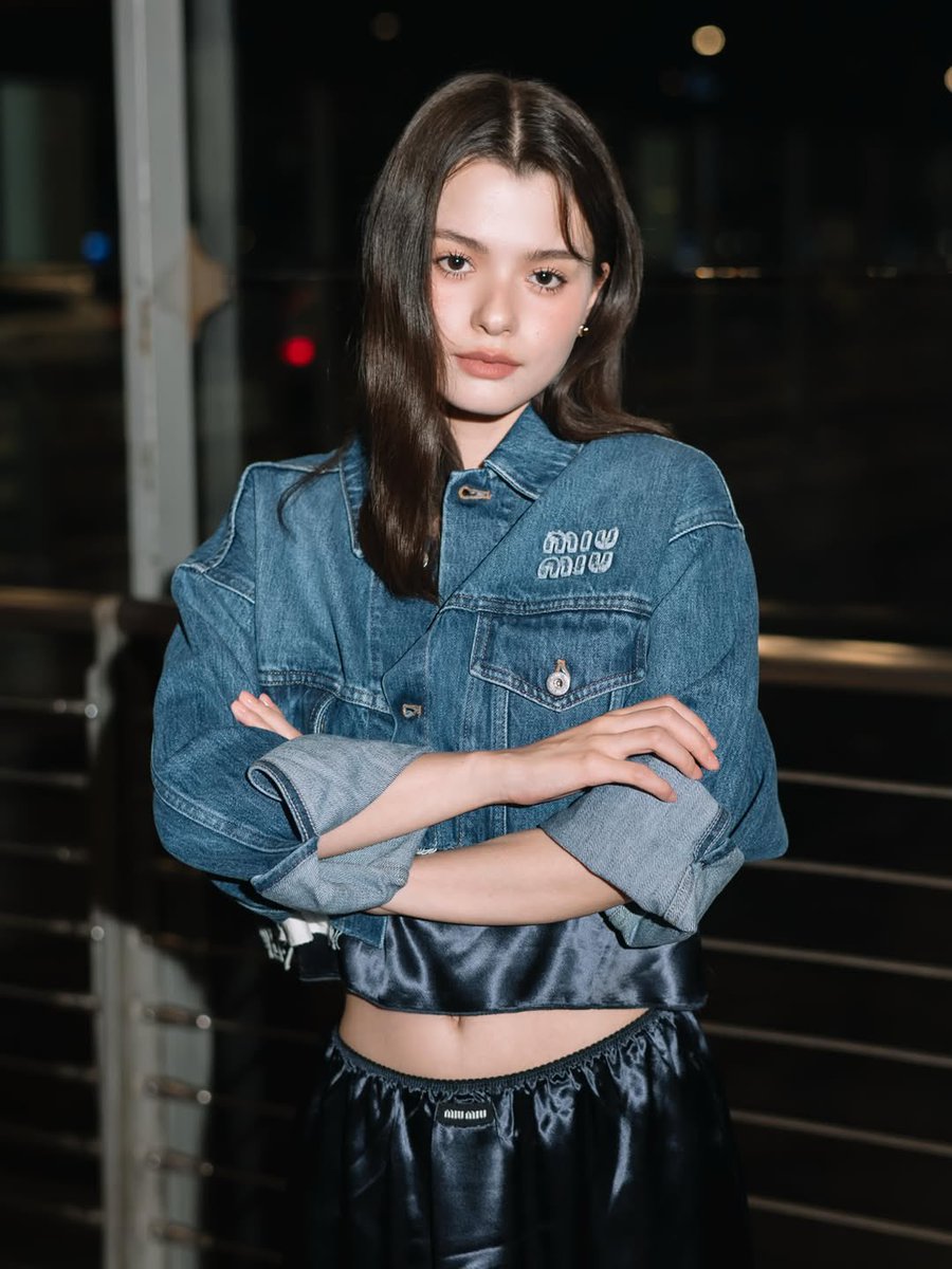 LOfficielThai's tweet photo. #TravelInStyle เบคกี้ รีเบคก้า ในโททัลลุคจาก #MiuMiu ก่อนบินสู่ปูซาน ประเทศเกาหลีใต้ กับเดรสซาตินสีดำ แจ็กเก็ตเดนิม และ Vivant Leather Bag สะท้อนสไตล์เฟมินีนแบบ Miu Miu ได้อย่างลงตัว

#LOfficielThailand
#BeckyArmstrong
#beckysangels https://t.co/cSwxH3bobh