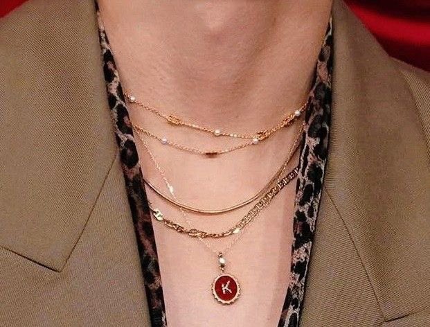 gcf3r's tweet photo. i need taehyung's entire necklace collection https://t.co/OMdyviez6N