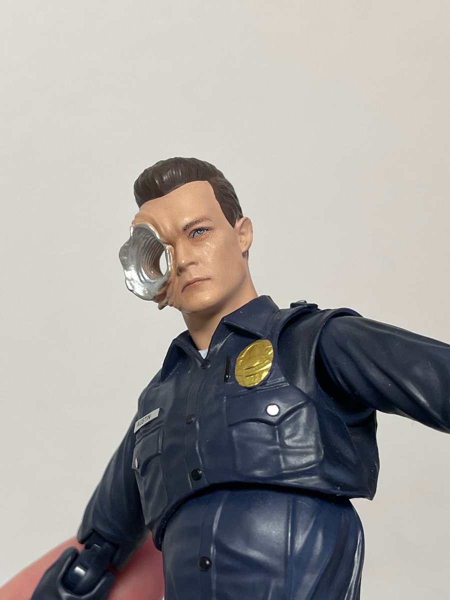 terminatorMk1's tweet photo. マフェのT-1000。

非常にプレイバリューが高い。
サンプルよりも八つ墓村感は抜けたけど、まだ若干違和感は残る気がする。造形はいい気はするのだけれどね。
何よりこのヘッド4種類＋ダメージ状態の上半身が付いてくるのが嬉しいポイント。 https://t.co/CPyLORnAIZ