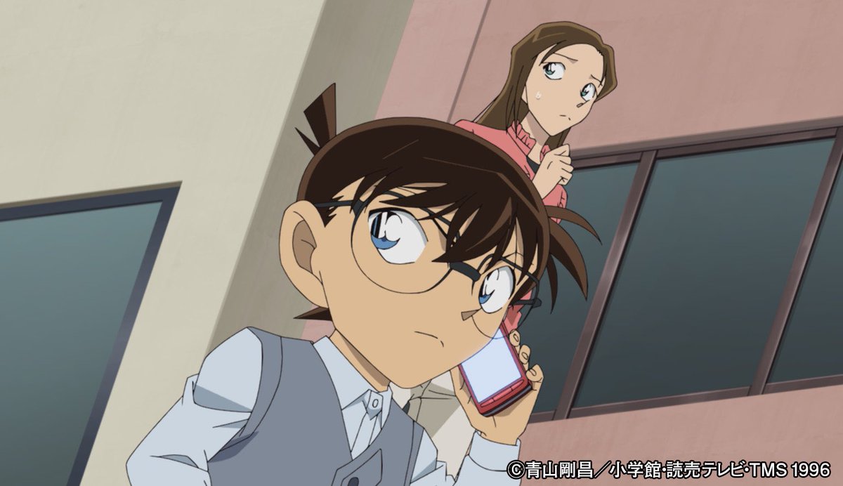 conan_file's tweet photo. 喫茶ポアロにいたボクと蘭姉ちゃん、園子姉ちゃん、世良の姉ちゃんは猟奇殺人犯逮捕のニュースの話をしてたら、梓さんはその犯人の顔を「どこかで見たような… 見なかったような…」って言うんだ。
そのあとボクと梓さんで調味料の買い出しに行ったんだけど、怪しい人達につけられてる事に気付いたボク達は、ポアロにいる安室さんに迎えに来てってお願いしたんだ!
でも道路の向かい側にポアロがある場所でバスが来て…。

梓さんが目を覚ますと、ボクとどこかの部屋に閉じ込められていて…!?

「コナンと梓 誘拐したのは誰？(前編)」このあとすぐ!