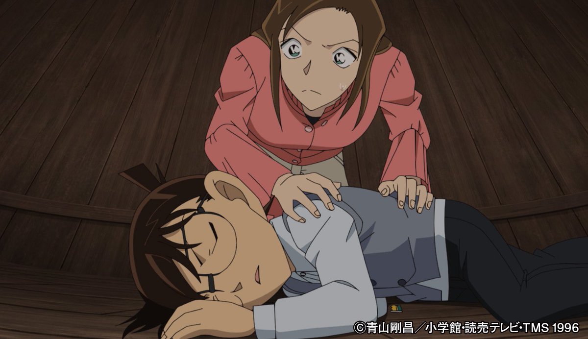 conan_file's tweet photo. 喫茶ポアロにいたボクと蘭姉ちゃん、園子姉ちゃん、世良の姉ちゃんは猟奇殺人犯逮捕のニュースの話をしてたら、梓さんはその犯人の顔を「どこかで見たような… 見なかったような…」って言うんだ。
そのあとボクと梓さんで調味料の買い出しに行ったんだけど、怪しい人達につけられてる事に気付いたボク達は、ポアロにいる安室さんに迎えに来てってお願いしたんだ!
でも道路の向かい側にポアロがある場所でバスが来て…。

梓さんが目を覚ますと、ボクとどこかの部屋に閉じ込められていて…!?

「コナンと梓 誘拐したのは誰？(前編)」このあとすぐ!