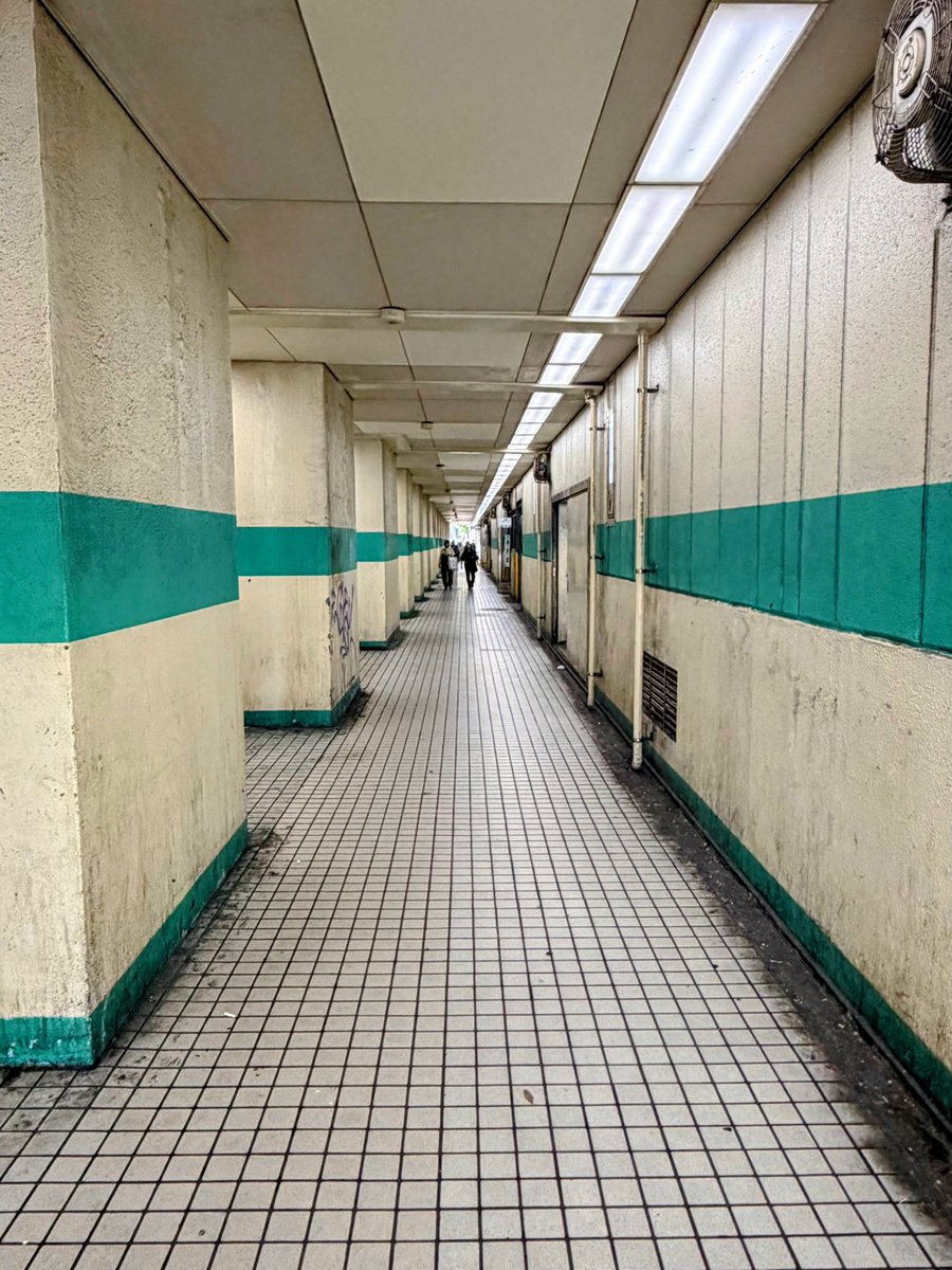 osaka_cityview's tweet photo. 大変貌を遂げている梅田の中で全く変わる気配のない通路 https://t.co/OkBoWw9H7y