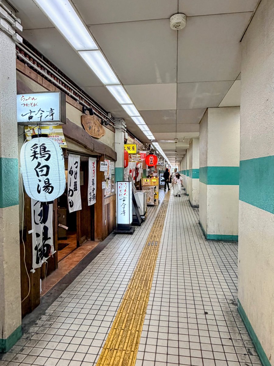 osaka_cityview's tweet photo. 大変貌を遂げている梅田の中で全く変わる気配のない通路 https://t.co/OkBoWw9H7y
