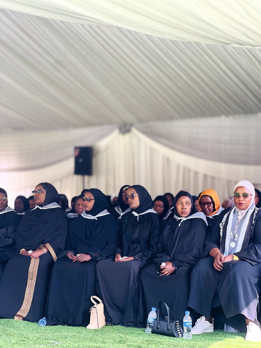 islamrwanda's tweet photo. #Birikuba
Umuryango w'Abayislamu mu Rwanda #RMC, uri kwibuka ku nshuro ya 32 Jenoside yakorewe Abatutsi mu 1994, ni umuhango uri kubera ku Rwibutso rwa Nyanza ya Kicukiro, ukaba witabiriwe n'Abayislamu b'ingeri zitandukanye ndetse n'Abanyacyubahiro mu nzego z'Ubuyobozi bw'Igihugu https://t.co/0C61ptabLu