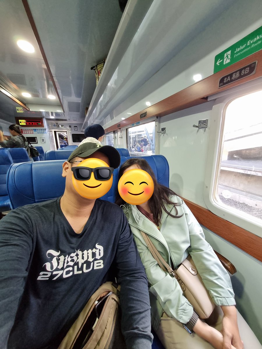 penumpangbus's tweet photo. Terakhir naik matarmaja masih pake bangku ABRI, sekarang udh lebih nyaman. Dan rejeki dpt seat yg posisi jendelanya pas 👌🏻 https://t.co/1Isbf2ZFRe