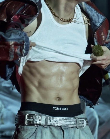 vantecheries's tweet photo. body so hot and iconic you don’t even need the face to recognize him https://t.co/g70486BdXI