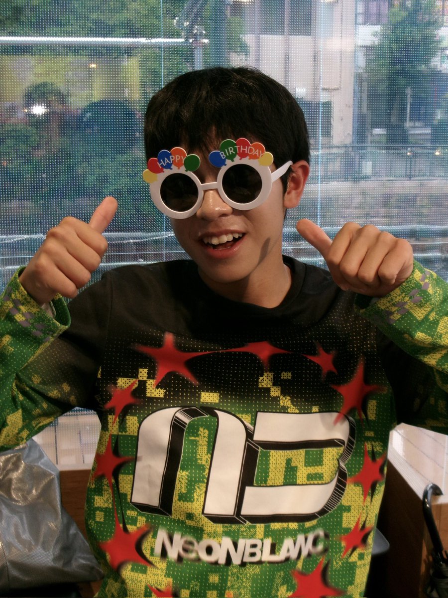 dragonfly_leon's tweet photo. 碧海誕生日おめでとう🎉🎂

碧海は何もわからない状態から
この世界に飛び込んできて
今も誰よりも苦労してると思うし
たくさん教えられたり
叱られたりすることもあると思います
でも、その一つひとつを素直に受け止めて
「ありがとうございます」と言えるところは
本当に碧海のすごいところだと思っています

自分の今の立ち位置をしっかり理解して
みんなに追いつくために努力している姿も
ちゃんと見えているよ
その頑張りがあるからこそ
誰も碧海を置いていこうなんて思わないし
これからも一緒に
上を目指していきたいと思っています
腐らずそのまま進んでいってください

仲間としてはもちろん
人としてもこれからどんな成長を見せてくれるのかすごく楽しみです✌️

一度きりの17歳
たくさん挑戦して
たくさん失敗して
たくさん笑って楽しんで✋
皆もいっぱい支えてあげてください

素敵な1年になりますように✨

@dragonfly_aoi