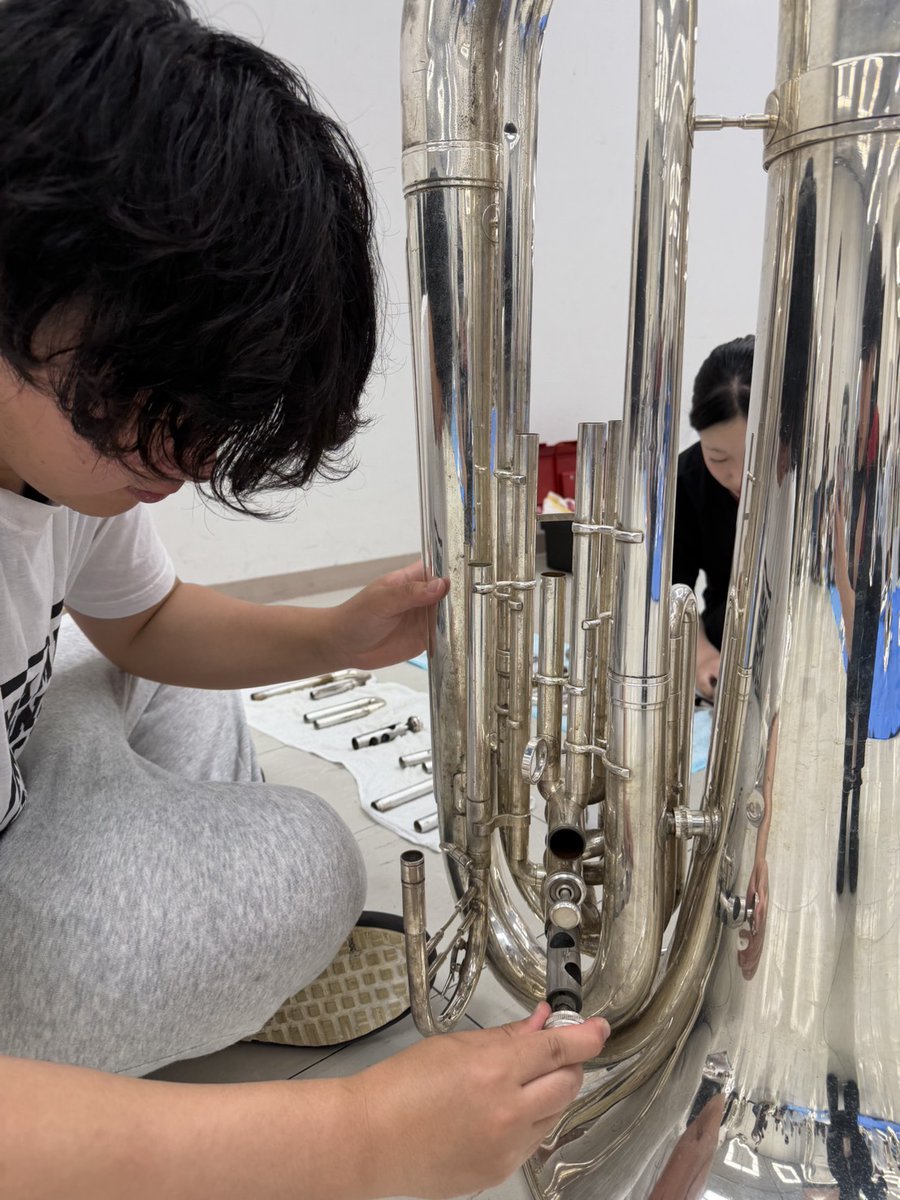 toyocul's tweet photo. 【豊田市ジュニアマーチングバンド 楽器メンテナンス】

本日(6/20)は、1年間を共にする楽器のメンテナンスを行いました！🎺

豊田市民文化会館に集まり、水やポリッシュなどを駆使して楽器の外も中もピカピカにしました✨️

イベントや大会が着々と近付いてきていますが、みんな準備バッチリです🔥

今年度も大会・様々なイベントへ出演し、3月21日(日)の定期演奏会まで全力で駆け抜けていきます！
引き続き応援よろしくお願いします📣

(文化事業課K.M)

#豊田市
#豊田市ジュニアマーチングバンド
#マーチングバンド