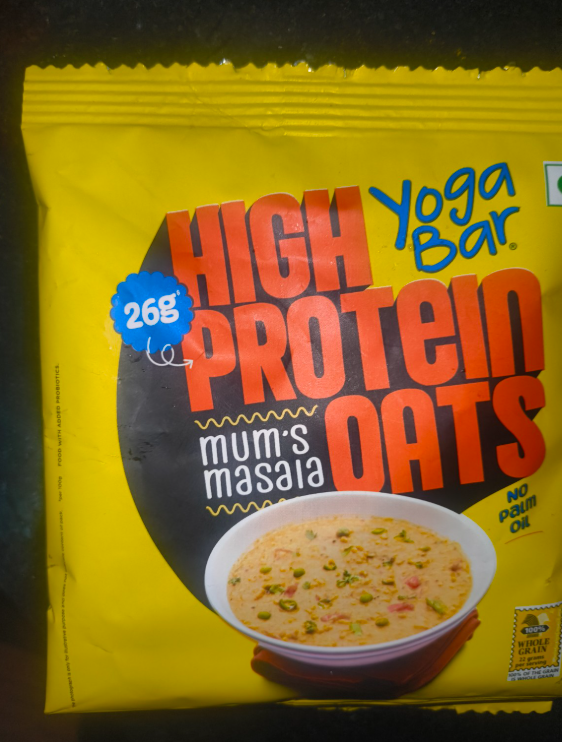 yashisbased's tweet photo. Yoga Bar is seriously misleading customers with its packaging.

front highlights "26g High Protein" in huge text, while a 40g pack actually contains only 10.4g protein. The 26g number is based on 100g of product, not the packet you're buying.

@YBcares @fssaiindia @jagograhakjago https://t.co/uhSwzr0RfQ