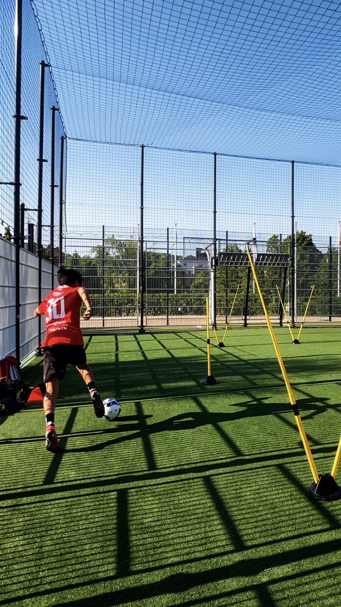 Barokaizen's tweet photo. Team training kelab tiada sebab off-season.

Sementara tunggu musim 2026/27, Akif teruskan latihan individu utk perbaiki kelemahan.

Menu latihan fokus pada first touch, agility &amp; tendangan.

Ya Allah, panas betul minggu ni di 🇱🇺 walaupun baru pukul 8.00am.

#football #malaysia https://t.co/ECOePF8hlY