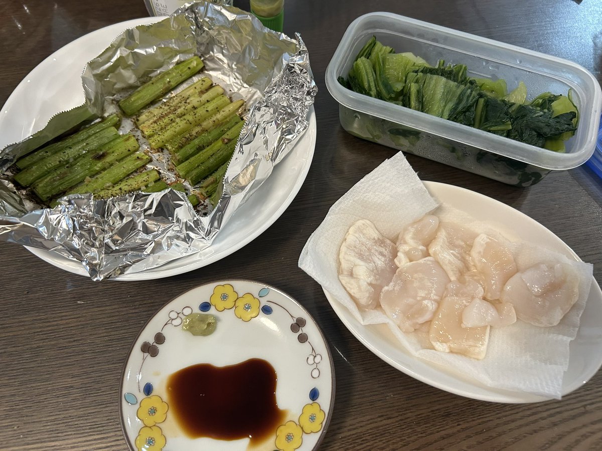 VZsjb's tweet photo. 特に盛り付けたりはしないし
帆立の冷凍焼けもご愛嬌 https://t.co/RBPmUUIVFm