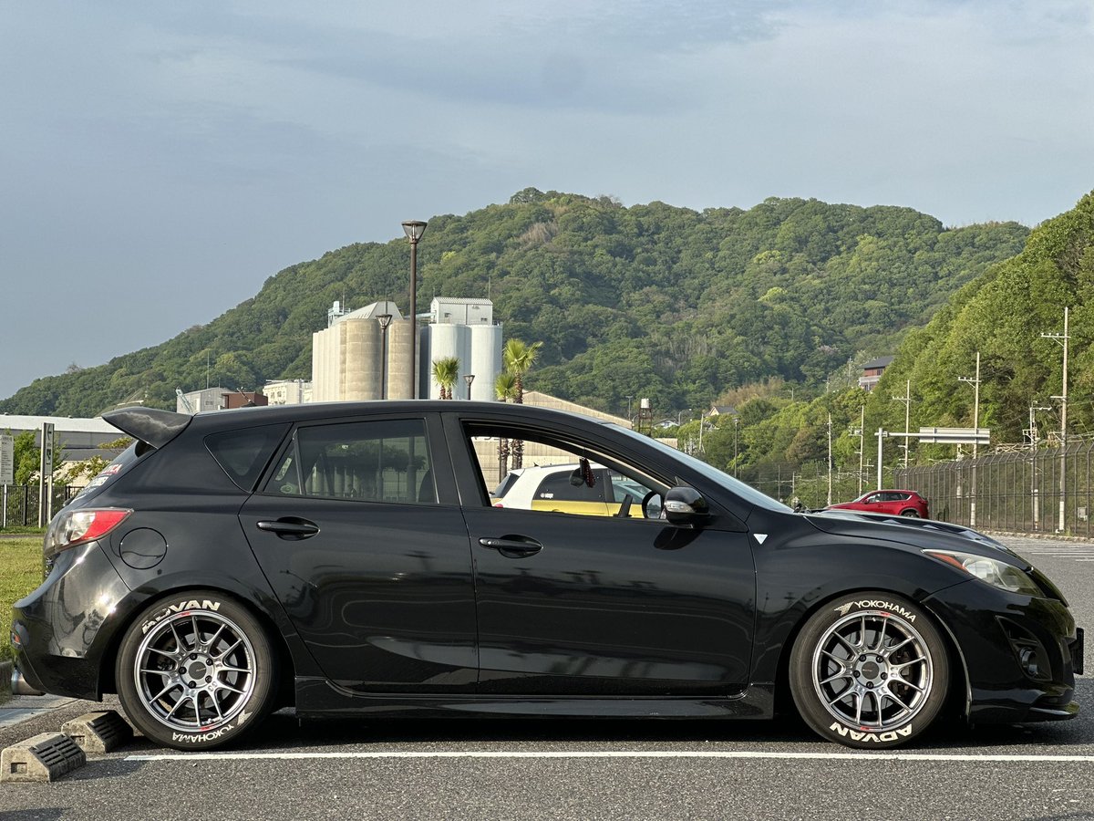 LMSGT3's tweet photo. 機械式のコインパーキングも停めれてどこでも行けるし、サーキットで縁石乗っても問題なし🙆‍♀️

もうちょい下げたいけど

#このくらいの車高が良い https://t.co/W1zQZEHNhB