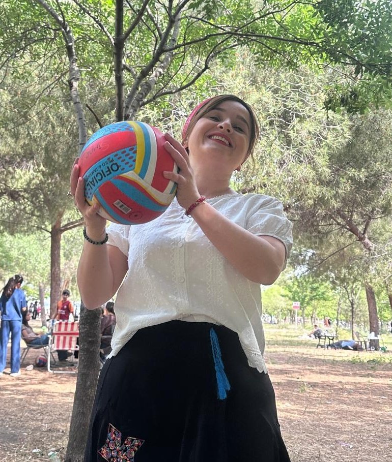 roza0501's tweet photo. Bir seyirci olarak bir vatandaş olarak bu sabah A Milli Takımımızdan beklediğim iki şey vardı...Birincisi  Milli ruh,ikincisi Gol...
Hiç biri yoktu...
Ve Milli ruhun olmadığı hiç bir yerde Qalibiyyet söz konusu olamaz...
2002 yılında  Dünya kupasında ben sofrada oturub yemek sonrası dua eder ,Ilhan Mansız,Rüştü Rencber,Ümit Dabala ve bunun gibi nice oyuncuların ismini ezbere söyler ve onların sahada Türk ruhunu göklerden aldıklarının şahidi idim...En önemlisi ise teknik direktor ŞENOL GÜNEŞ...
Türkün ruhunu Türk anlar...O kadar...
Üzgünüz🇹🇷🇦🇿
@millitakimlar