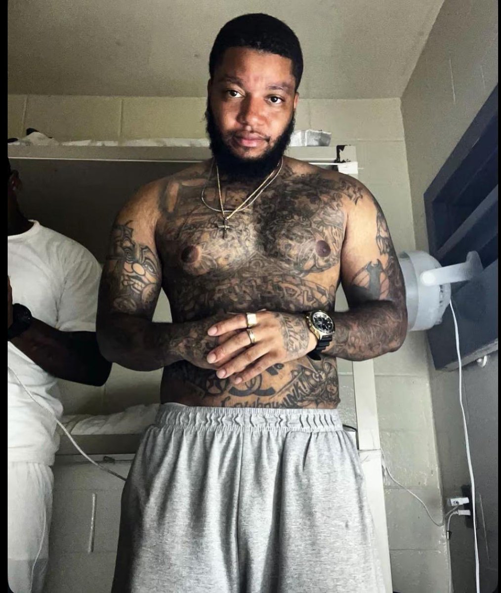 EjayTrill's tweet photo. I’m a single gay looking for a boyfriend 
#gay https://t.co/unS6iVBqRP