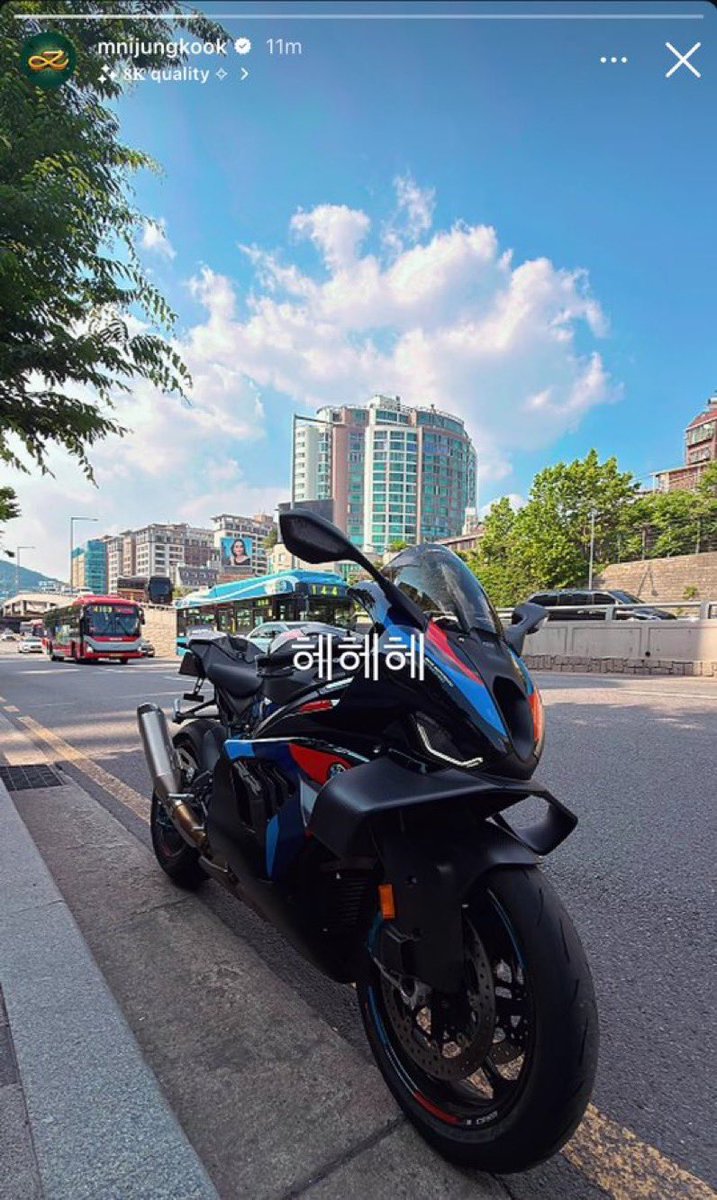 iammommyyeontan's tweet photo. กุรักคนรวยที่ชื่อ จอนจองกุก มากกกกกกก ㅠㅠ

เมื่อวานลงรูปมอเตอร์ไซค์         วันนี้ลงรูปน้ำหอม
BMW M 1000 RR                     Chanel https://t.co/vKrSyjH7W3