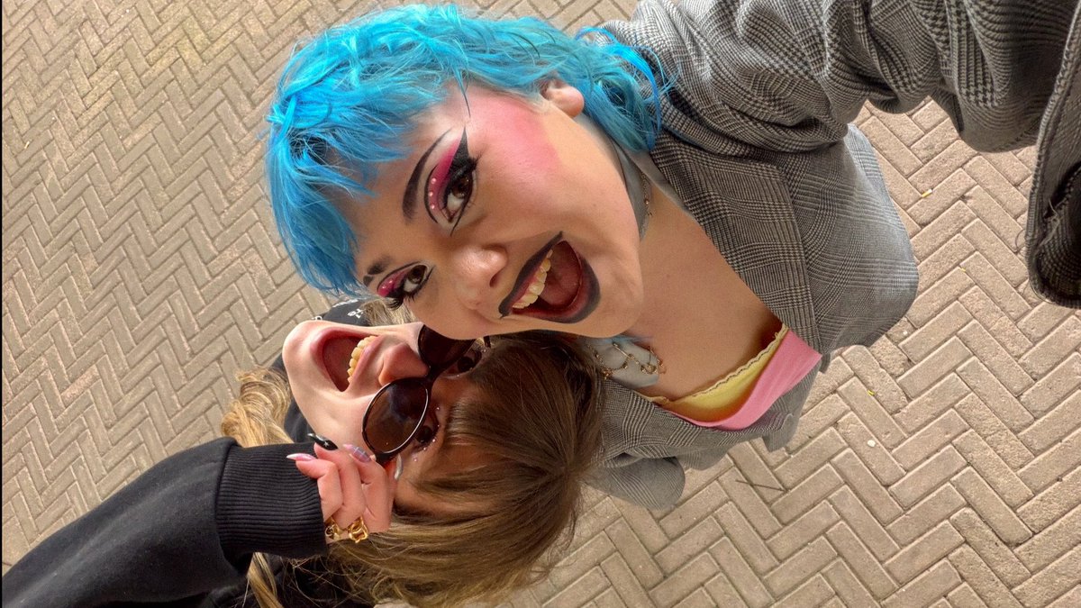 happiwaitin's tweet photo. please please please i've been a fan since 2012 i've never missed a single show in france id be REALLY happy to be the photographer for tonight's show (it's my last one) :) @HSHQ https://t.co/ZUbI0q1Mrx