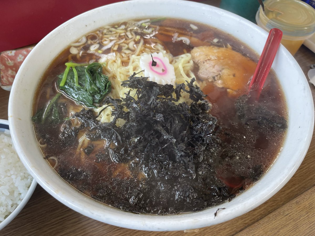 waruruke's tweet photo. 『こだわりラーメン　味の横綱』

〜柏崎市堀〜

「黒ラーメン　バカ盛り（3倍盛）」

「半ライス」

今回は味の横綱さんへ！

黒醤油はニンニク入りスープです！

そこに岩のりやホロホロチャーシューがよく合います！

あっさりめながらもパンチのある1杯でした！

美味しかったです！

ぜひ！ https://t.co/DOdzP2ga4s
