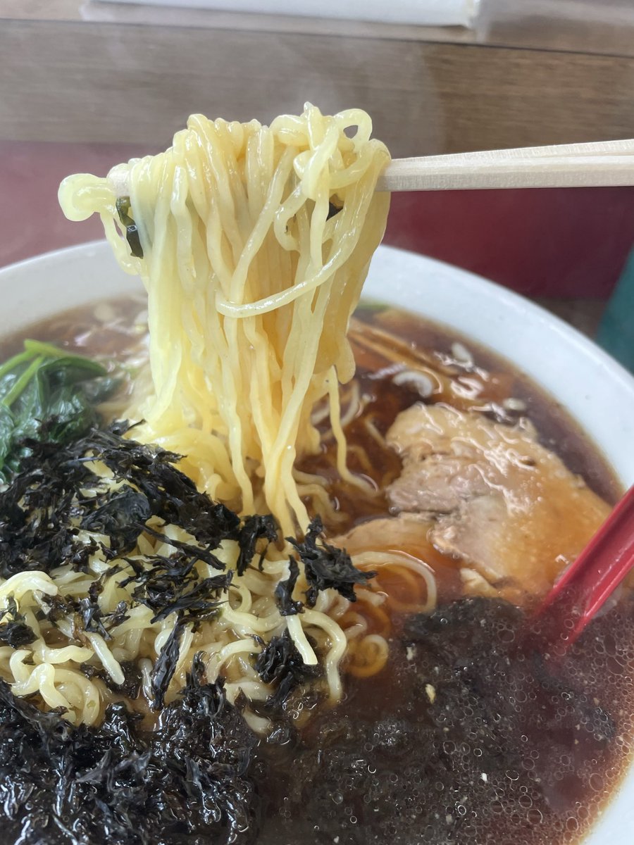 waruruke's tweet photo. 『こだわりラーメン　味の横綱』

〜柏崎市堀〜

「黒ラーメン　バカ盛り（3倍盛）」

「半ライス」

今回は味の横綱さんへ！

黒醤油はニンニク入りスープです！

そこに岩のりやホロホロチャーシューがよく合います！

あっさりめながらもパンチのある1杯でした！

美味しかったです！

ぜひ！ https://t.co/DOdzP2ga4s