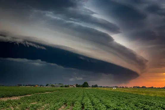 SimoneLaurey's tweet photo. Thunderbolts and lightning very very frightening..ly beautiful ♥️
#TheNetherlands 

via @geenstijl 
https://t.co/aloljJCBJo https://t.co/MnWebaultJ