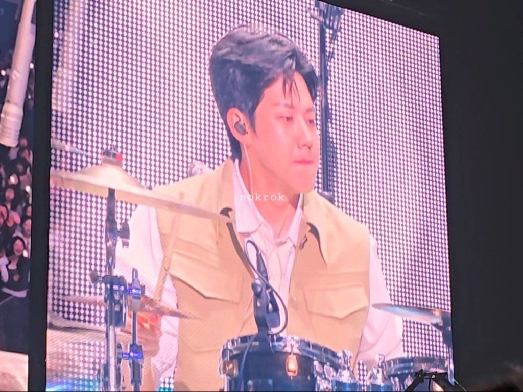 mrsjungchanwoo's tweet photo. DAY6 at today’s The DECADE last stop in Kobe Day 1 https://t.co/sAacMdVUNR