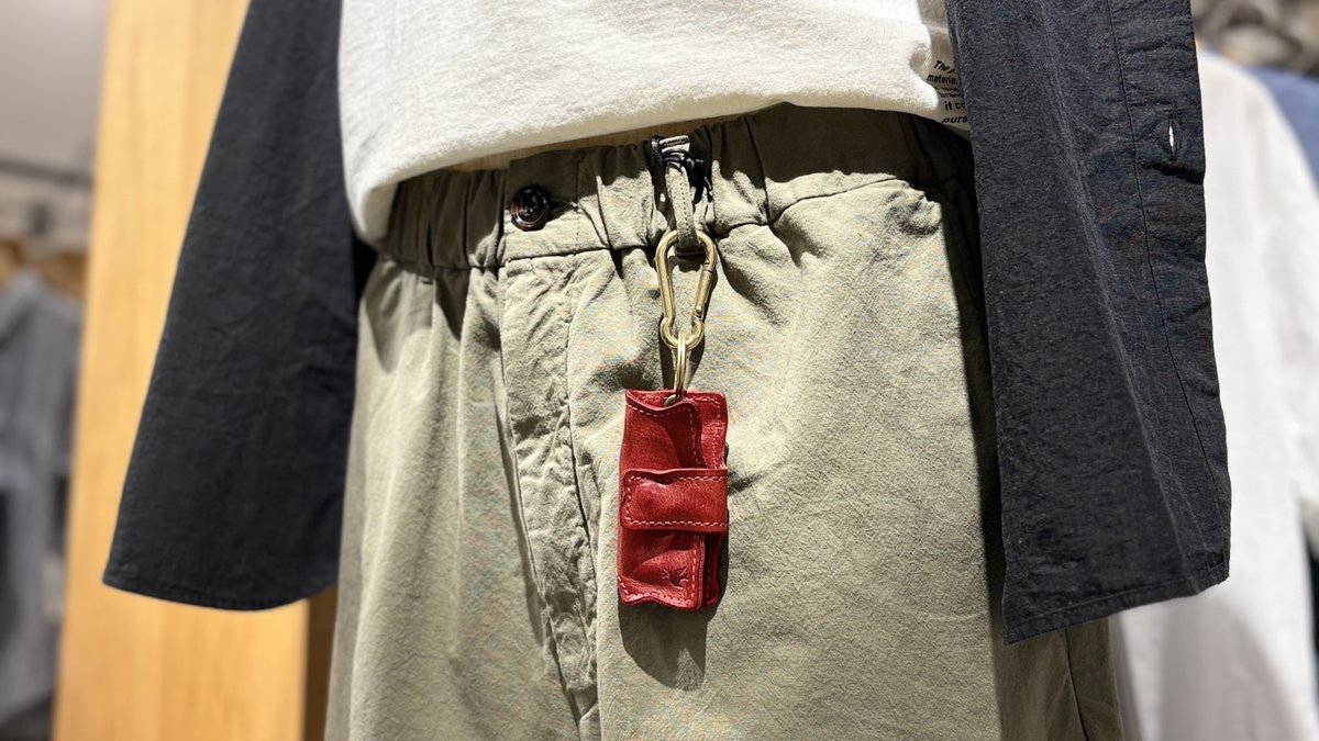 sot_store's tweet photo. /
📢銀座店
\
手のひらに収まる、小さなレザーキーケース。
腰元につけた時の程よいアクセントになるのが魅力的です。
使うほど味わい深くなる革を5色のカラーからお楽しみください
#sot #Tokyo #Ginza #keycase https://t.co/qPZs6r36Hr