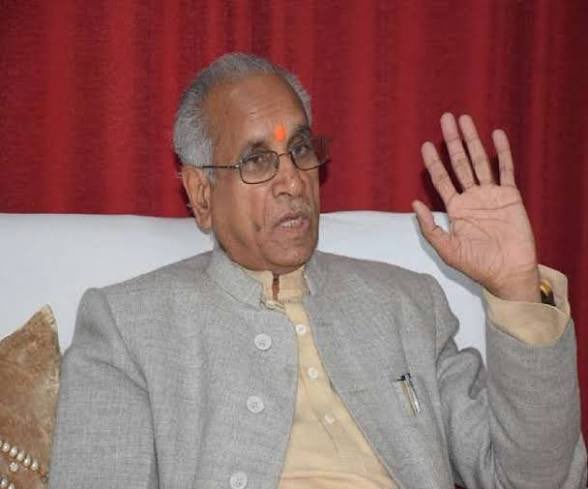 HemanNamo's tweet photo. 1/6
एक रसायन विज्ञान के प्रोफेसर की नौकरी छोड़ने से लेकर 1975 के आपातकाल में 18 महीने जेल काटने तक, चंपत राय का जीवन त्याग और समर्पण की कहानी है।
चार दशक से अधिक समय तक उन्होंने एक पूर्णकालिक RSS प्रचारक के रूप में व्यक्तिगत सुख-सुविधाओं से दूर रहकर एक बड़े उद्देश्य को अपना जीवन समर्पित किया।