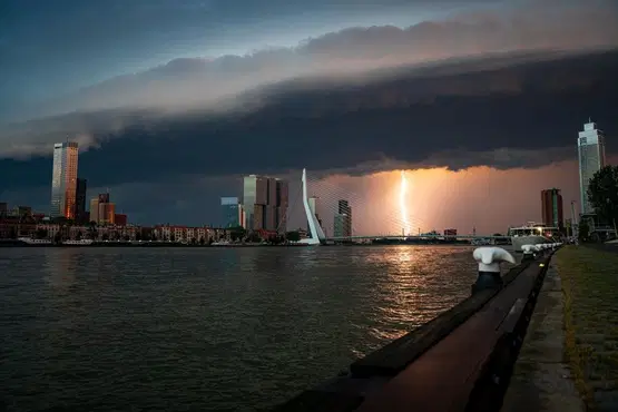 SimoneLaurey's tweet photo. Thunderbolts and lightning very very frightening..ly beautiful ♥️
#TheNetherlands 

via @geenstijl 
https://t.co/aloljJCBJo https://t.co/MnWebaultJ