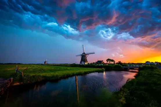 SimoneLaurey's tweet photo. Thunderbolts and lightning very very frightening..ly beautiful ♥️
#TheNetherlands 

via @geenstijl 
https://t.co/aloljJCBJo https://t.co/MnWebaultJ