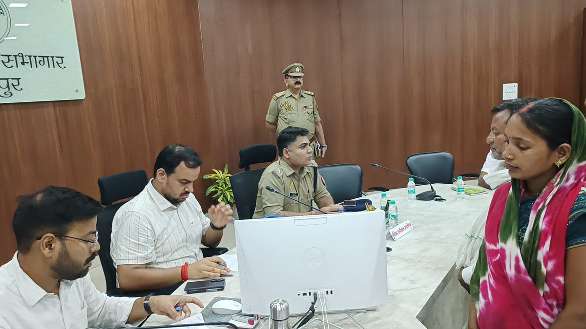 AdminGhazipur's tweet photo. पुलिस अधीक्षक के साथ तहसील सदर में आयोजित संपूर्ण समाधान दिवस में जनसमस्याएं सुनी गईं। संबंधित अधिकारियों को शिकायतों के गुणवत्तापूर्ण, पारदर्शी एवं समयबद्ध निस्तारण हेतु आवश्यक दिशा-निर्देश दिए गए। @CMOfficeUP @UPGovt https://t.co/lYDB7JerZ4
