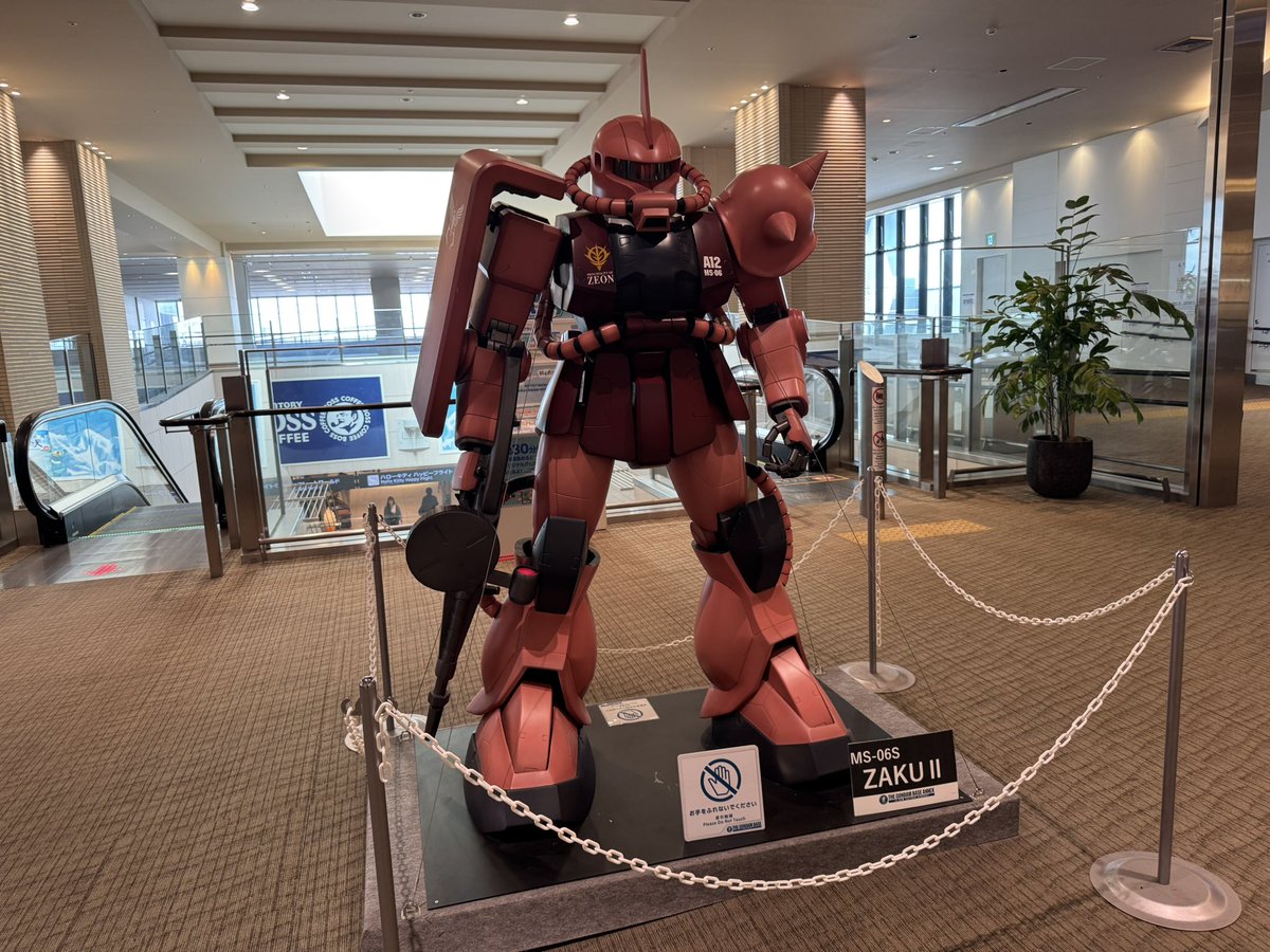 gadu_lin's tweet photo. 千歳空港にシャアいた https://t.co/9MGwBZJBTy