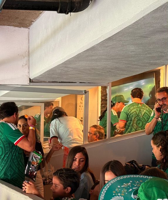 comentarios1010's tweet photo. @OSWALDORIOSM Y son varios
A La @fifacom_es @fifaworldcup_es @FIFAcom @FIFAWorldCup solo les importó el dinero aunque muchas personas se quedaran sin poder ver los partidos y sin poder pagar sus altos precios🤮
Pero qué tal los corruptos:
En primera fila!👎#FueraMorena
https://t.co/FeBazQNDKp https://t.co/5IJ90RMCPT