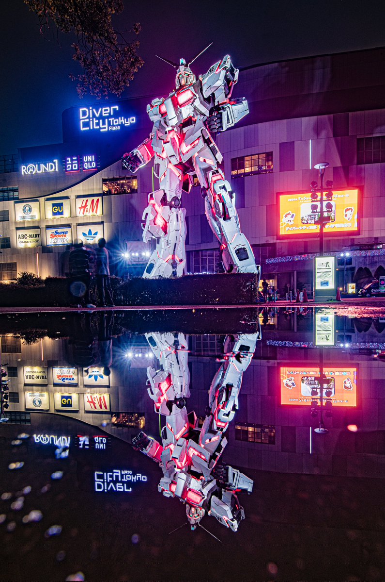 haskap1017's tweet photo. 土砂降りの雨が作るダブルユニコーンガンダム https://t.co/LgisduxCHk