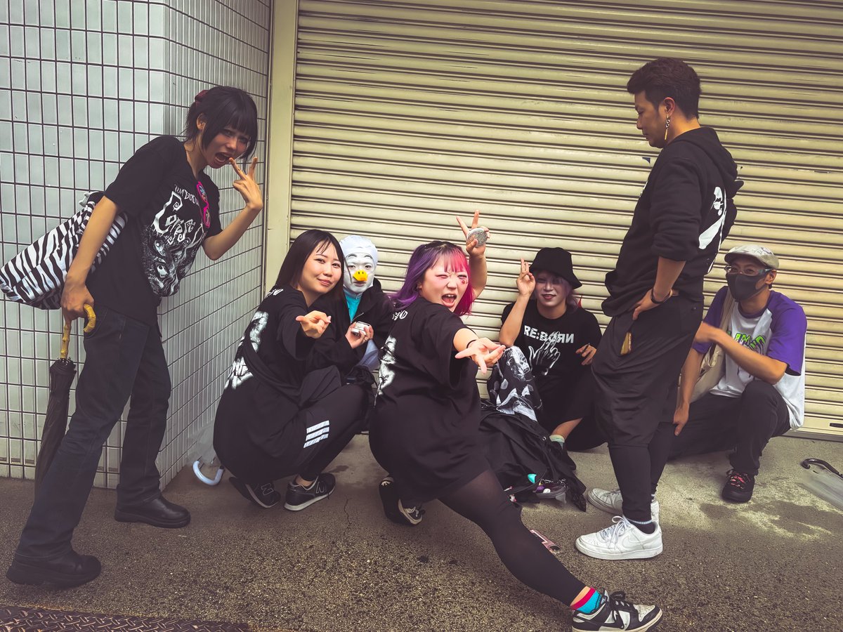 ru_tkr001's tweet photo. ワンマン前にカツアゲでもしてるのかなー？www https://t.co/nHAh1DzQCe