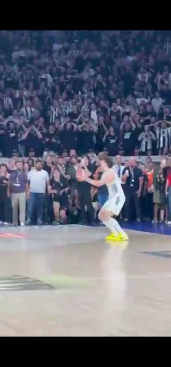 celilgode's tweet photo. @FBBasketbol Top elinden çıkmadan, bütün salon yenildiklerini anlamış! Sayemizde basketbol öğreniyorlar. Helal sana Tarık ! https://t.co/AKNmqmm4CV