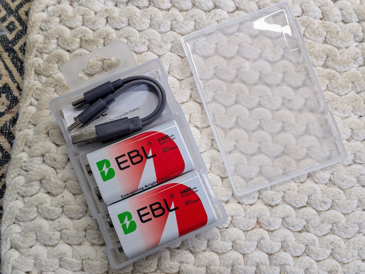 miyasa's tweet photo. 006P型のリチウムイオン充電池、2個セットでクーポン適用後1450円。値段だけで買ったけど、PSEマークあるしケースもあるしで、思ってたよりだいぶまともだった。なお、電圧は約8.4V。たぶん昇圧なしのタイプ。目的の機器は動いたので問題なし。
https://t.co/Zvq5C6k6Am https://t.co/cq5PETwrcU