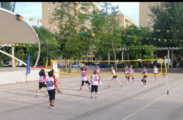 UseraVoleibol's tweet photo. Y vamos despidiendo la temporada jugando al voley en las fiestas de @jmd_usera con los alevines e infantiles del barrio, en la Plaza de la Asociación @AVOrcasitas  un año más. Felices fiestas. https://t.co/XKHkKMBBXy