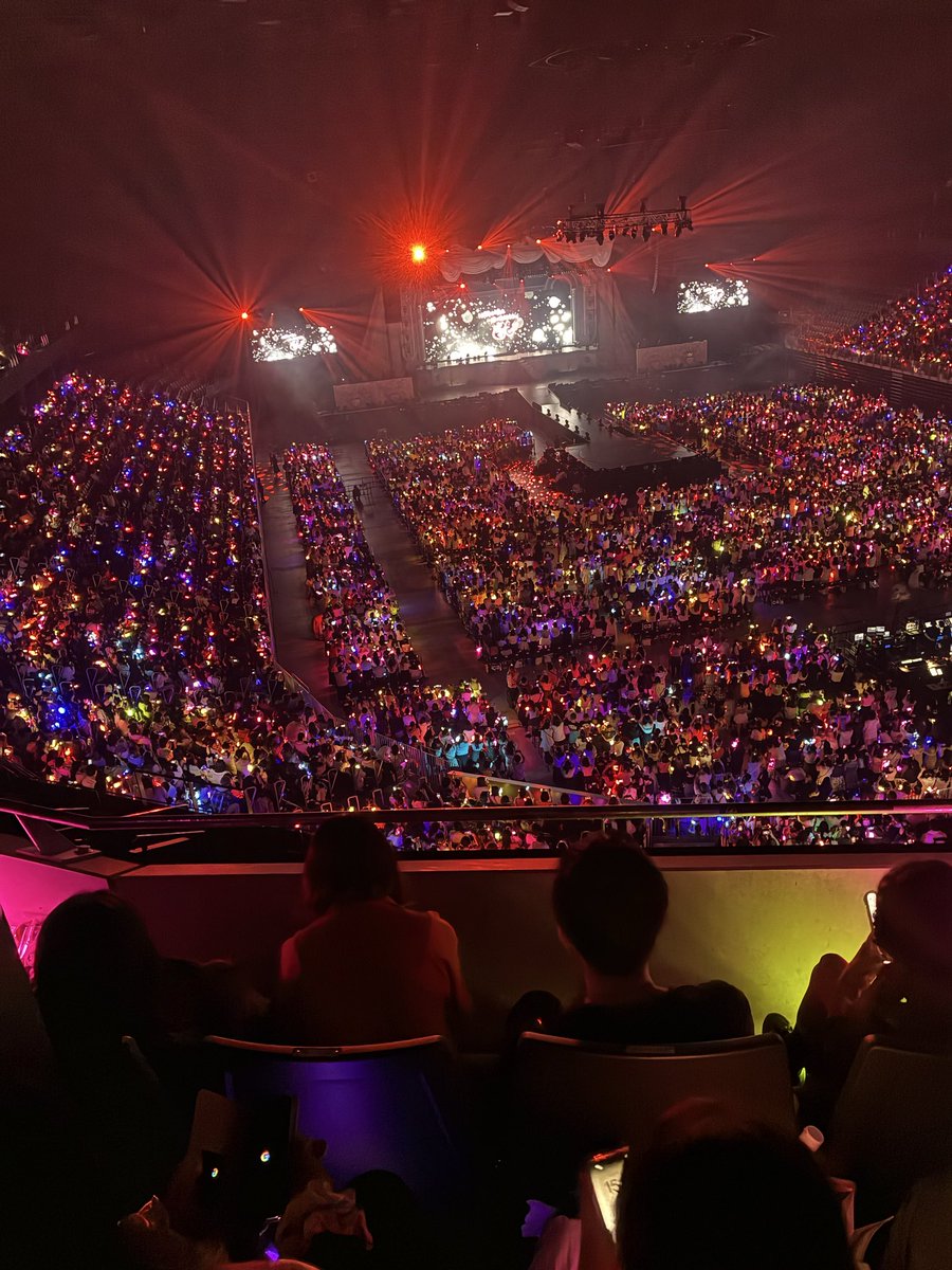 Kirinnrinn0731's tweet photo. すとぷりのライブ行ってきた
ほぼ誰かも知らんしマジで興味本位だったけど、正直ものすごかった…
やっぱここまで有名になってきたなりの理由があるって感じたわ…

少なくともいわれもない誹謗中傷を浴びせられていい人たちには見えんかったよ。
すごい本当に。光り輝いてた。
#すとぷり #STPR https://t.co/Ao2V9FJgGv